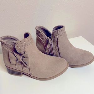 Toddler tan boots with a bow size 8C